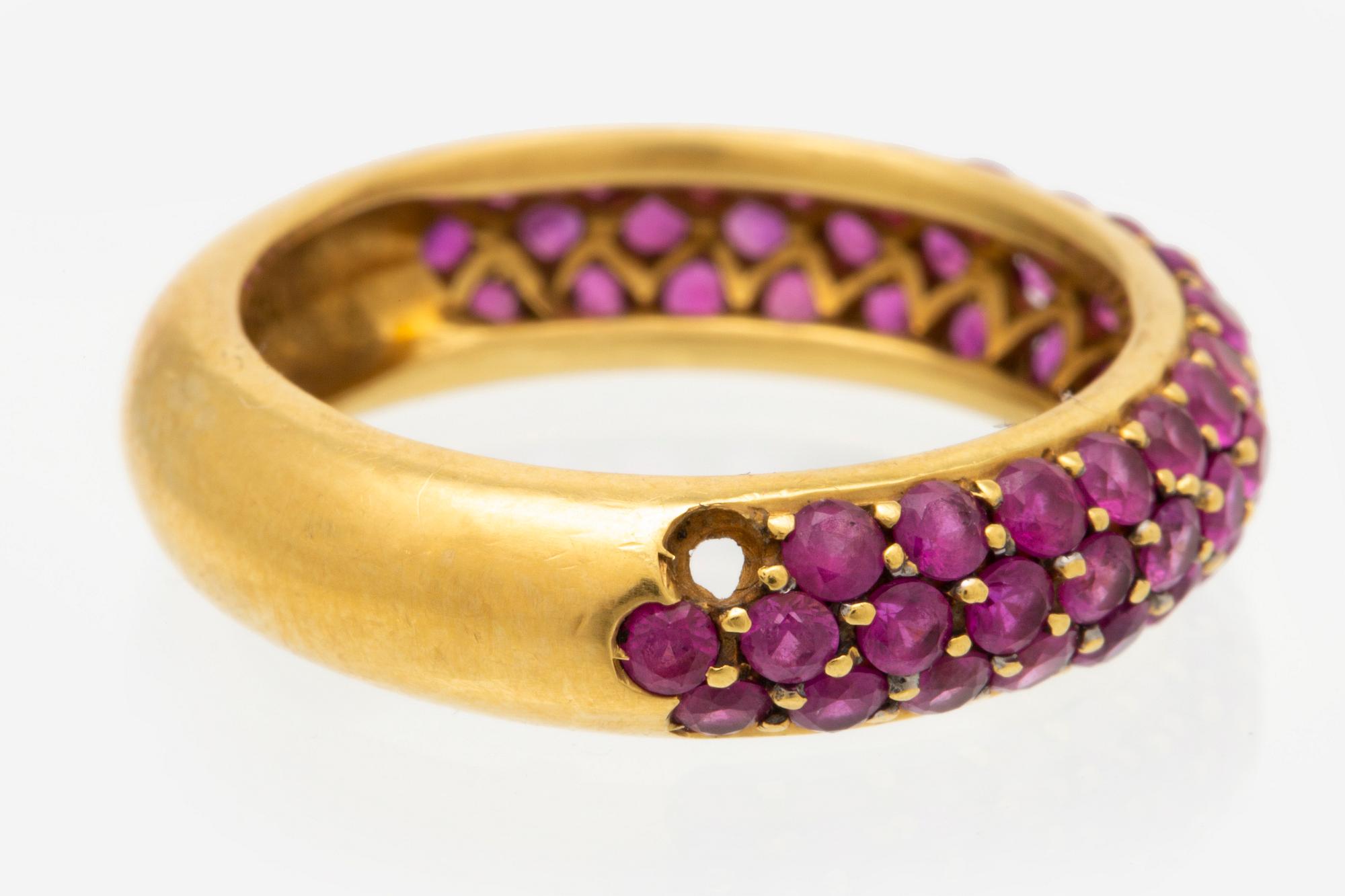 Ring 18K gold with rubies.