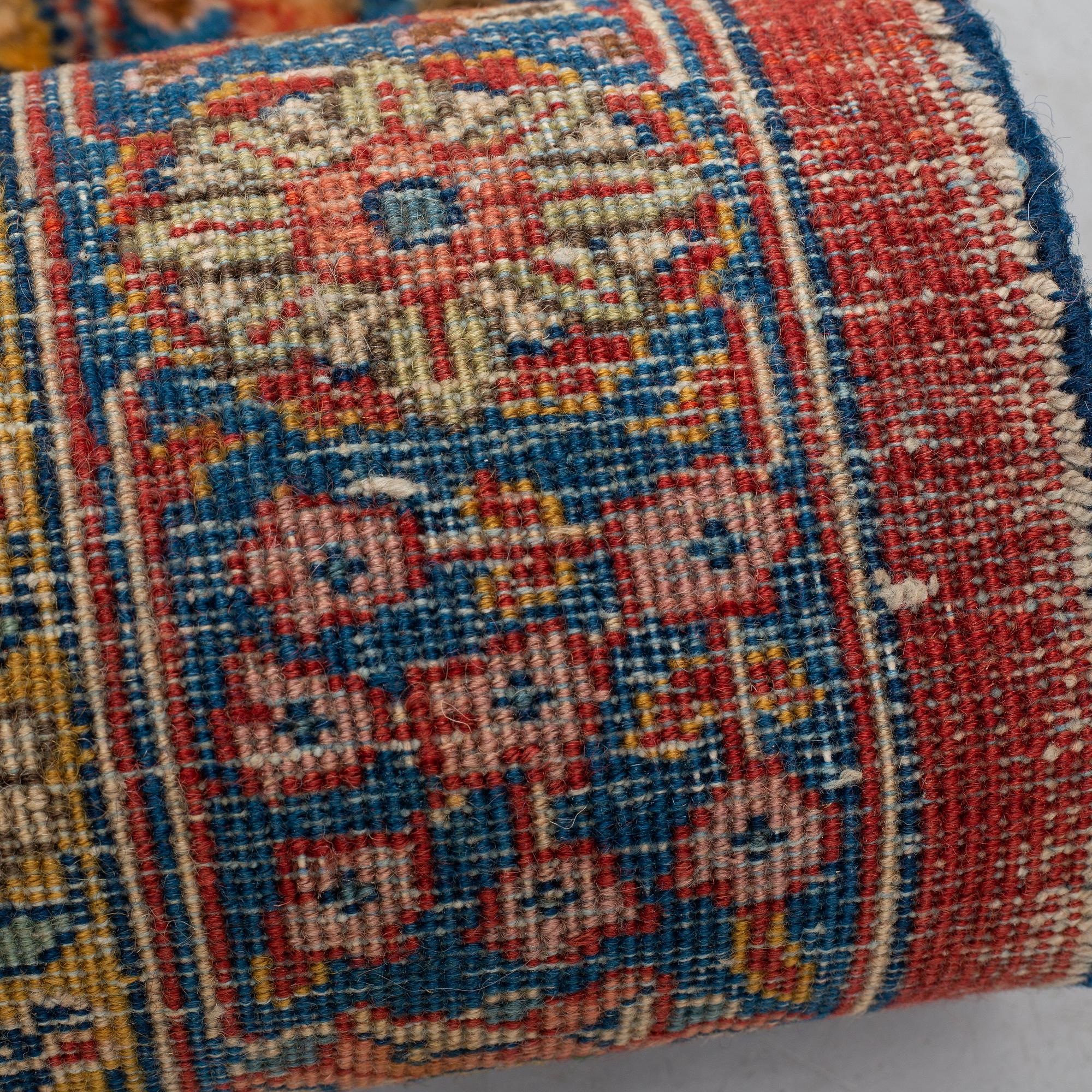 Matta, semiantik Täbris, ca 528-535 x 346,5-352,5 cm, signerad Farhan.