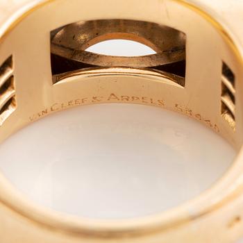 Van Cleef & Arpels ring 18K guld med runda briljantslipade diamanter.