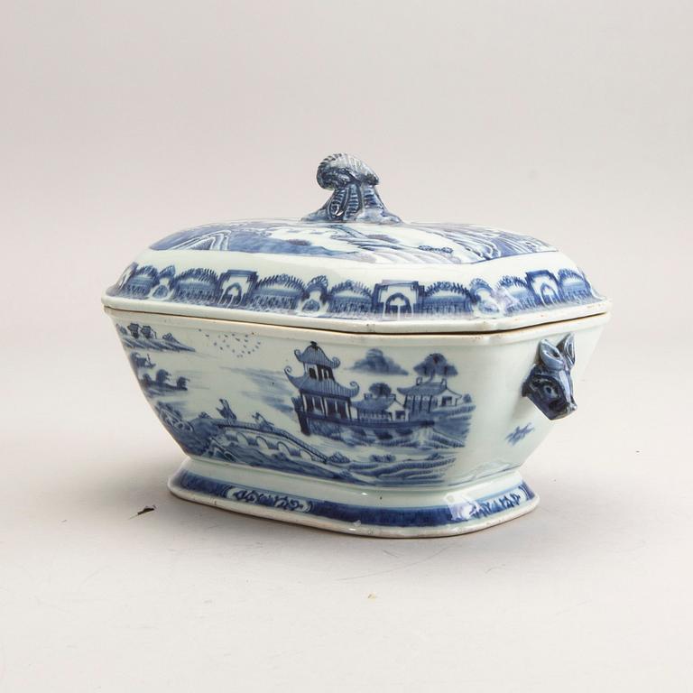 Terrrin med lock Kina Qianlong (1736-95) porslin.