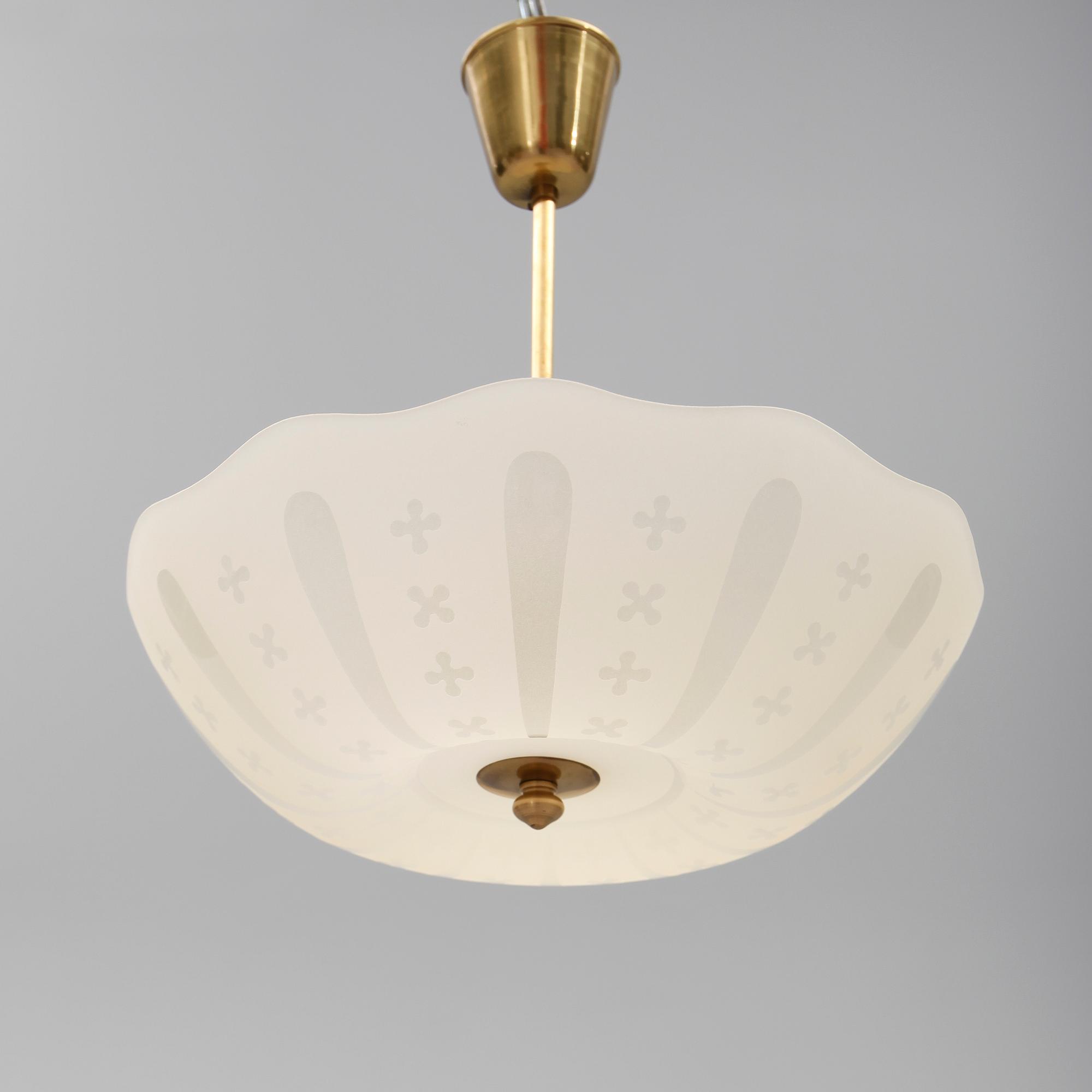 TAKLAMPA, 1900-talets första hälft. Höjd ca 49 cm.