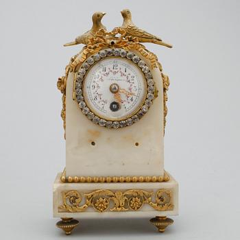 BORDSUR I ETUI, marmor, Louis XVI-stil, otydlig urmakarmärkning, sekelskiftet 1900.