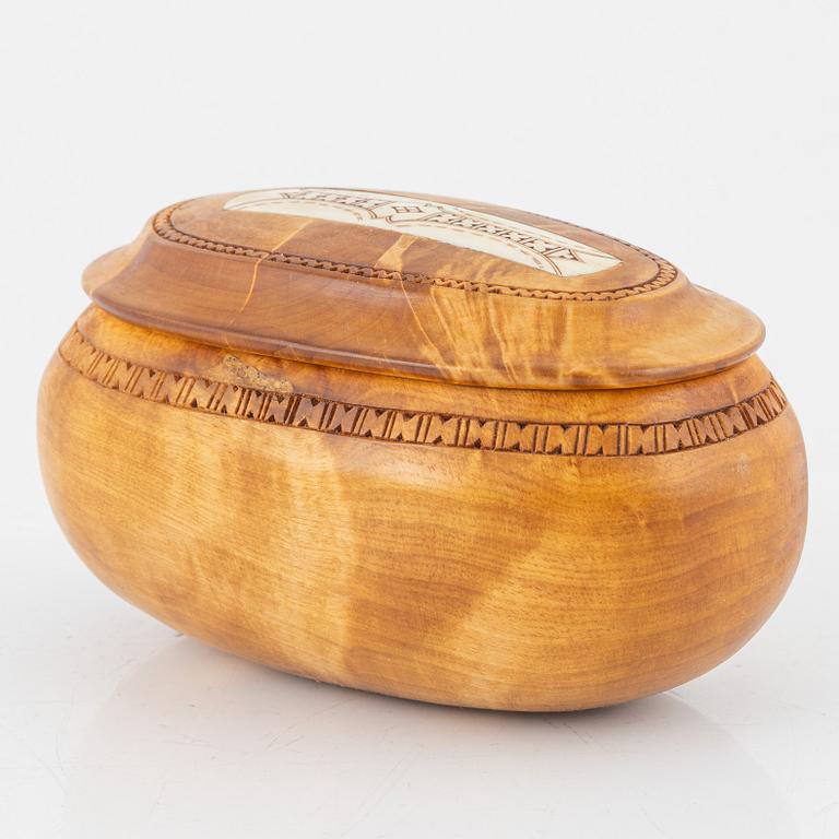 Lars Levi Sunna, a lidded birch wood box.