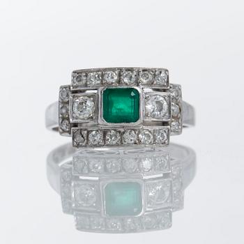 RING, 18K vitguld med smaragd samt briljantslipade diamanter tot ca 0.70 ct.