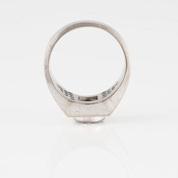 RING, med gammalslipad diamant ca 1.00 ct samt 10 små briljantslipade diamanter på vardera sida.