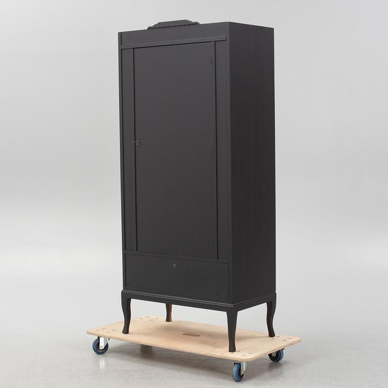 Klädskåp, 1900-talets första hälft.