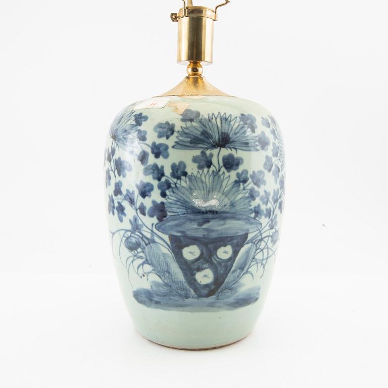 A Chinese jar, made into a lamp, late Qing dynasty.