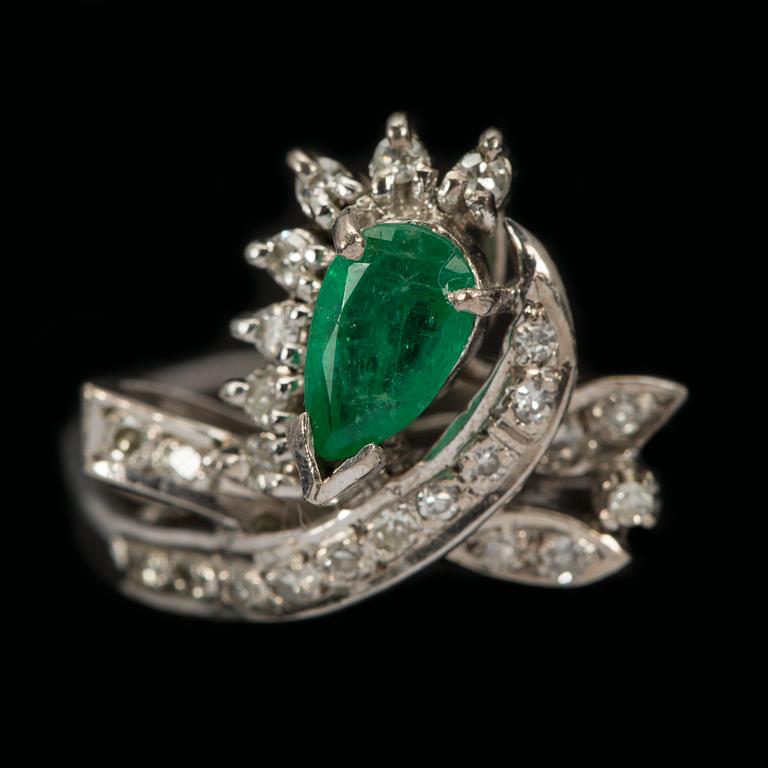 RING, 14 k guld med diamanter samt smaragd. Vikt ca 3,7 g.