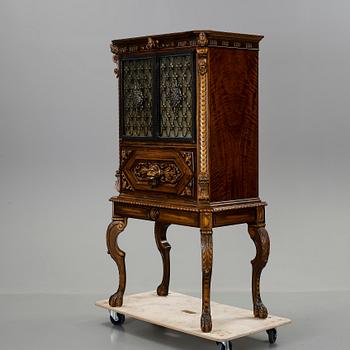 BARSKÅP, barockstil, 1900-talets andra hälft.