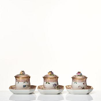 Cremekoppar med lock och fat, 12 stycken, porslin. Royal Copenhagen, Danmark, 1900-tal.