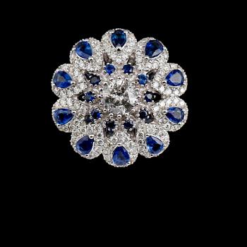 COCKTAILRING, 18 k vitguld, briljantslipade diamanter tot 1.70 ct, safirer tot 1.69 ct.