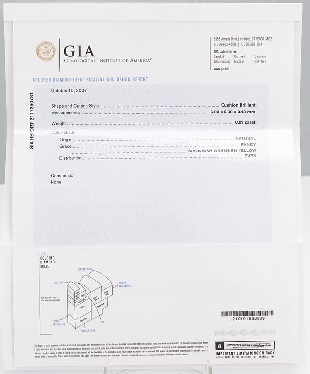Ring, 18K guld och diamanter ca 1.01 ct tot. AIG-certifikat.