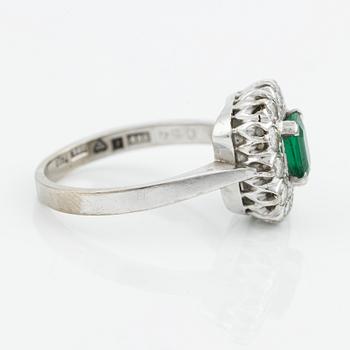 Ring, 18K vitguld med smaragd samt briljantslipade diamanter.
