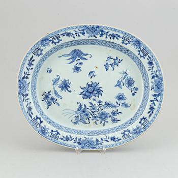 A blue and white tureen stand, Qingdynasty, Qianlong (1736-95).