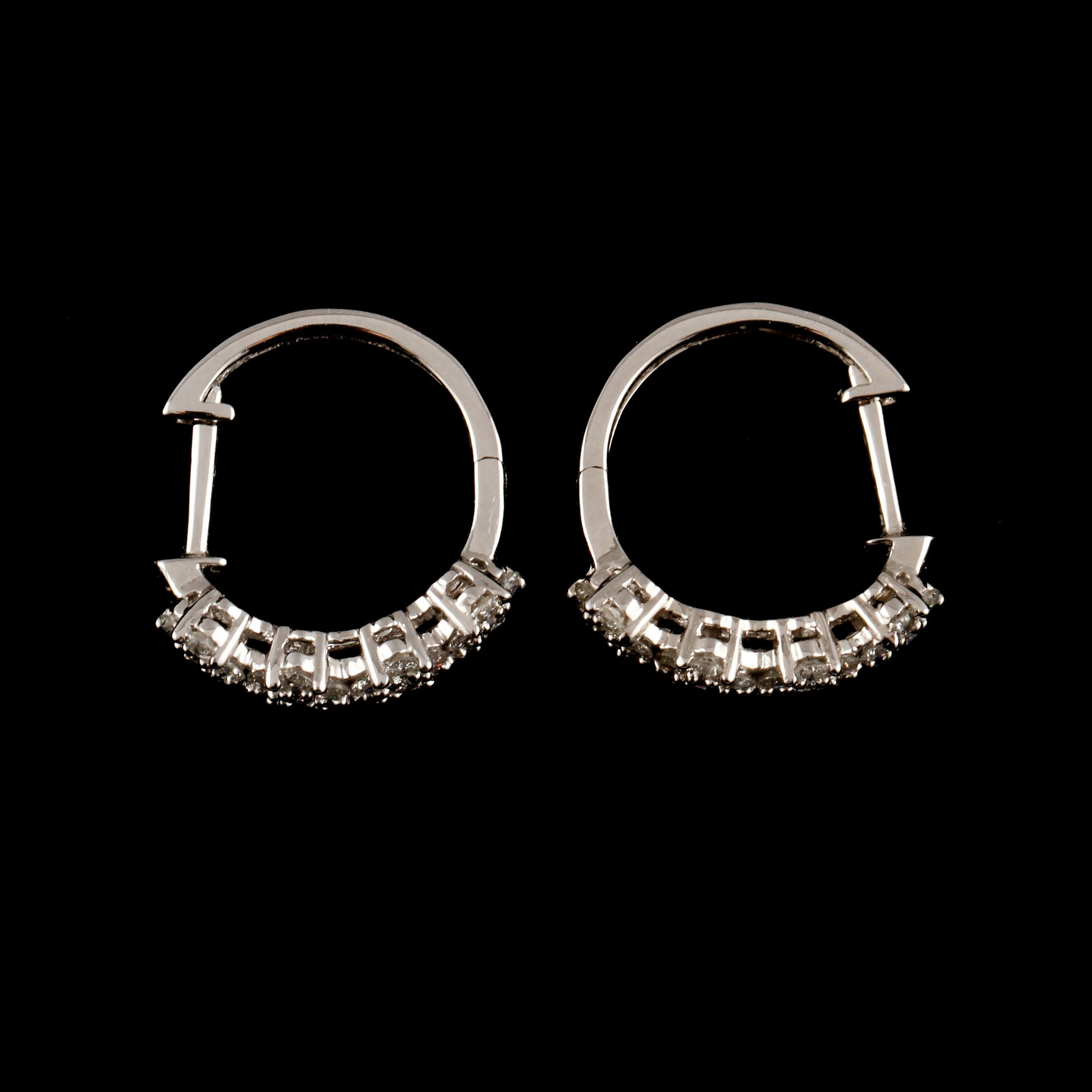 ÖRHÄNGEN, ett par, 18k vitguld med briljantslipade diamanter, totalt 0.63 ct. Vikt 3 g.