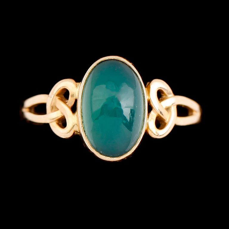 RING, 18 k guld, 1907, med cabochonslipad grön sten. Total vikt ca 2 gram.