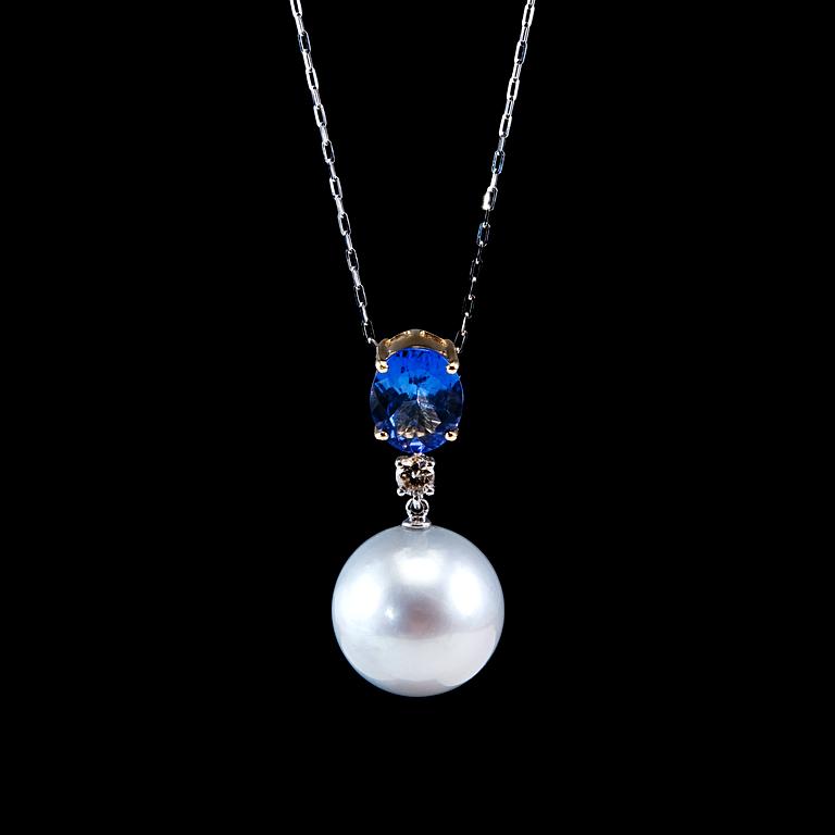 A PENDANT, South Sea pearl Ø 15,4 mm, tanzanite 2.34 ct, brilliant cut diamond 0.15 ct W/vs.