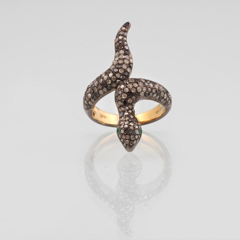 RING, förgyllt silver med fasettslipade diamanter ca 1.98 ct samt smaragder ca 0.03 ct. Vikt 5,0 gram.