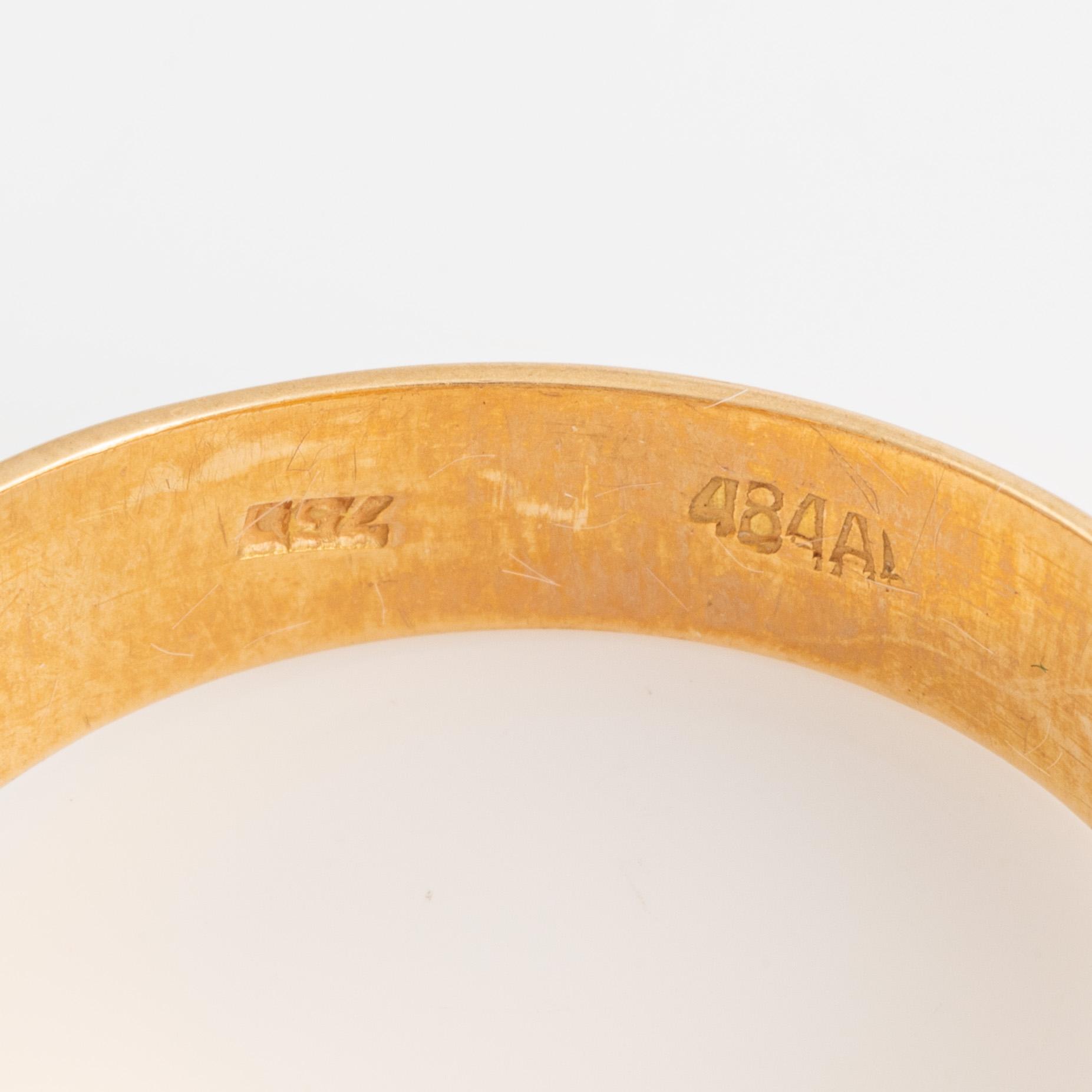 Ring 18K guld med en rosa sten.