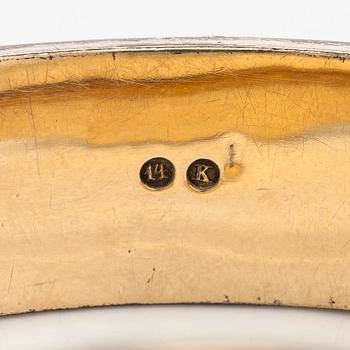An 8K gold bracele with a cameo.