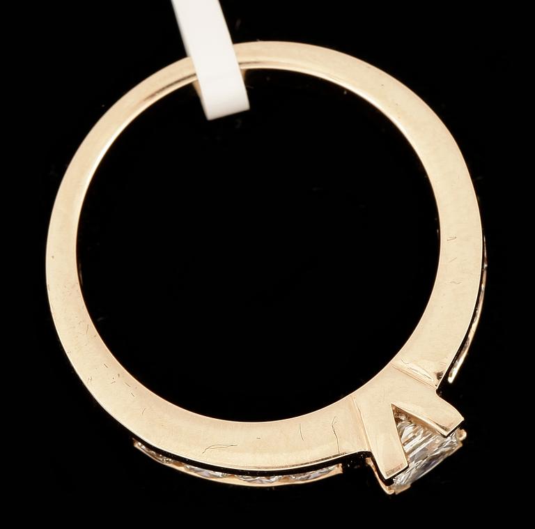RING, 14k guld, pricesslipad diamant ca 0,36ct samt 8 briljantslipade diamanter tot ca 0,49ct. Vikt ca 5,7 gram.