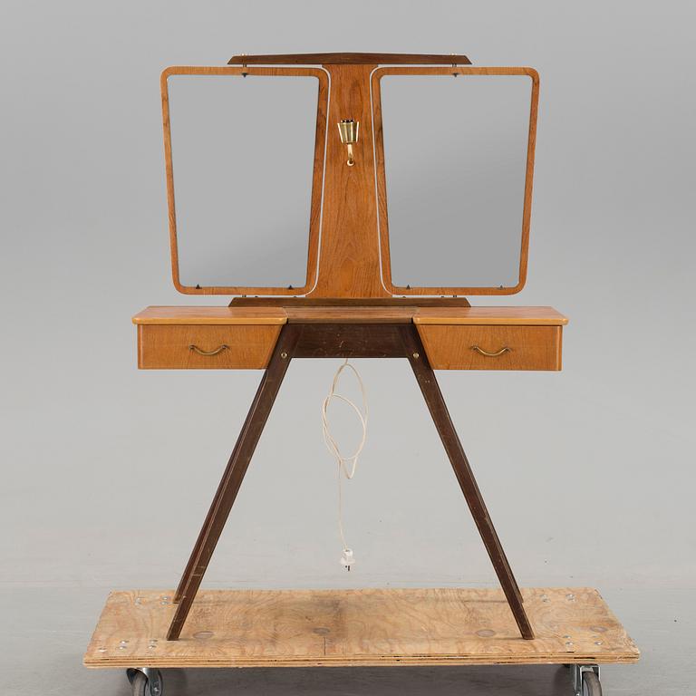 A 1950s dressing table.
