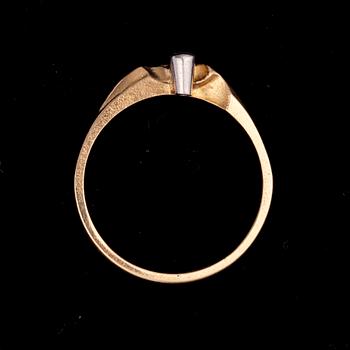 RING, "Nereidi" 14K guld, diamant 0,03 ct, Björn Weckström Lapponia 1981. Vikt 2 g.