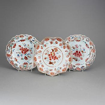 TALLRIKAR, ett par samt SKÅLFAT, porslin, Kina, 1700-tal.