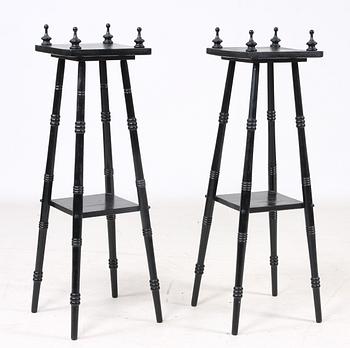 PIEDESTALER, ett par, nyrenässans, omkring sekelskiftet 1900.