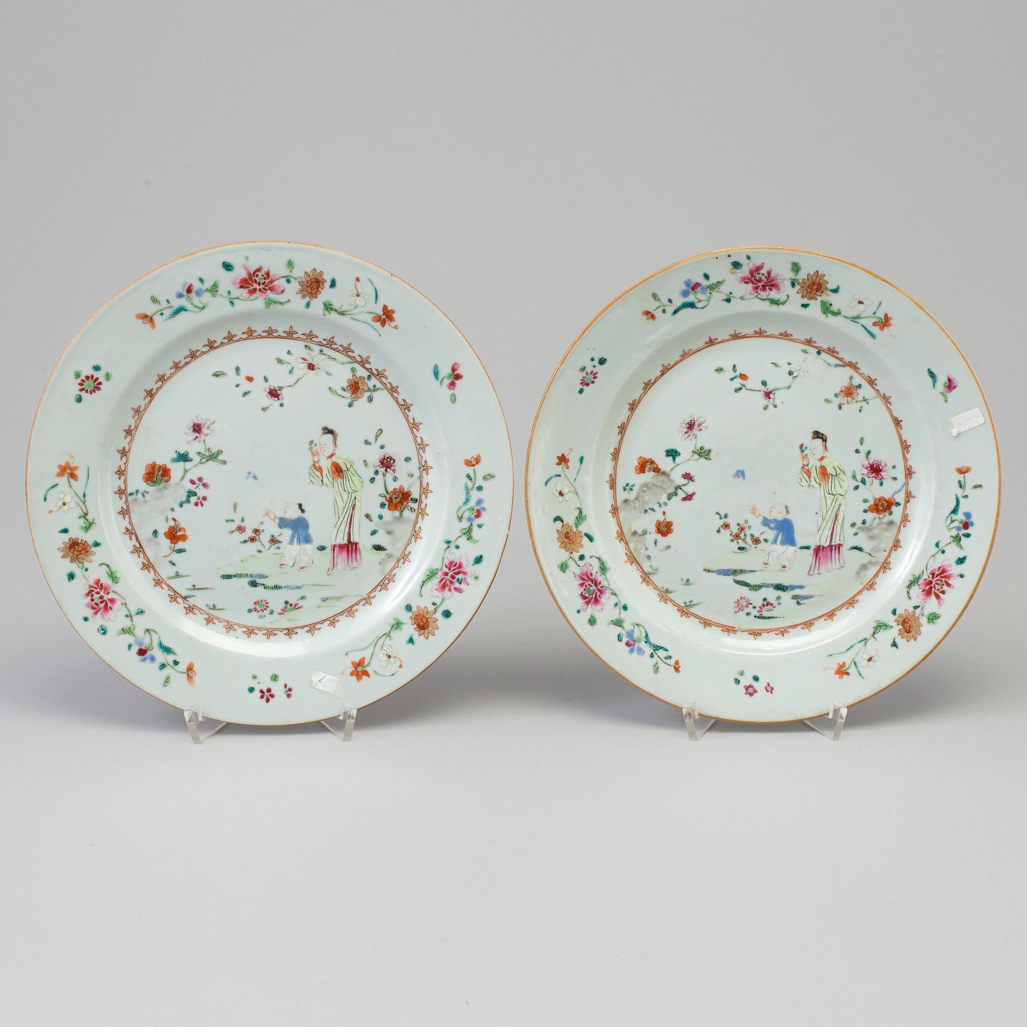 TALLRIKAR, ett par, kompaniporslin. Qingdynastin, Qianlong (1736-95).