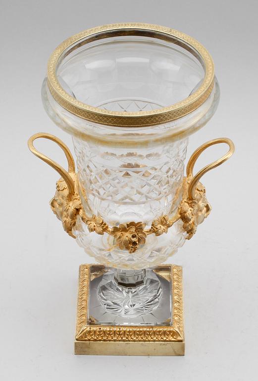 URNA, glas och förgylld brons, empire, tidigt 1800-tal.