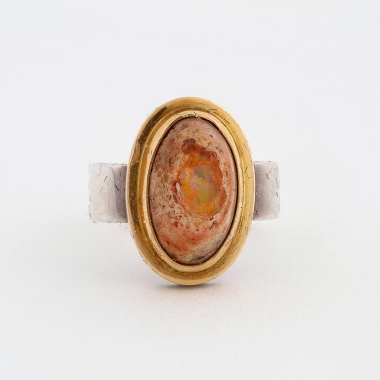 RING, med opal, Anders Högberg, Göteborg, 1989.