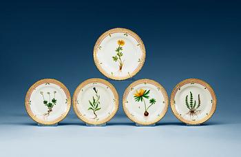 1391. ASSIETTER, fem stycken (4+1), porslin. Kungl. Dansk, ”Flora Danica”, 1900-tal.