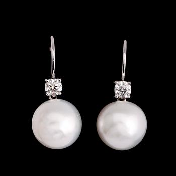 ÖRHÄNGEN, 1 par, 18 k vitguld, vita southsea-pärlor och briljantslipade diamanter totalt 0.63 ct.