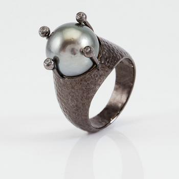 RING, svärtat silver, thaitipärla samt diamanter.