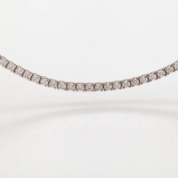 Tennishalsband/-armband, 14K vitguld, diamanter ca 5.10 ct tot. Med AIG-certifikat.