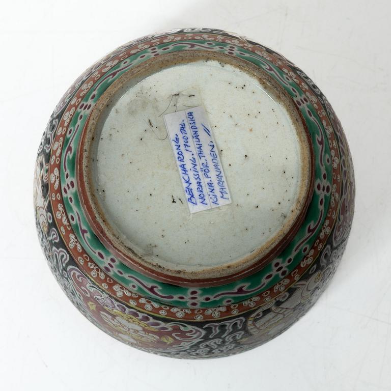 A Benjarong porcelain bowl with cover, Thailand, 19th century.