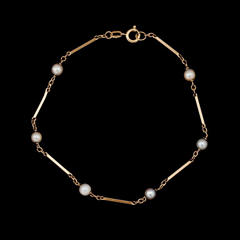 ARMBAND, 18 k guld, med odlade pärlor. Total vikt ca 4 gram.