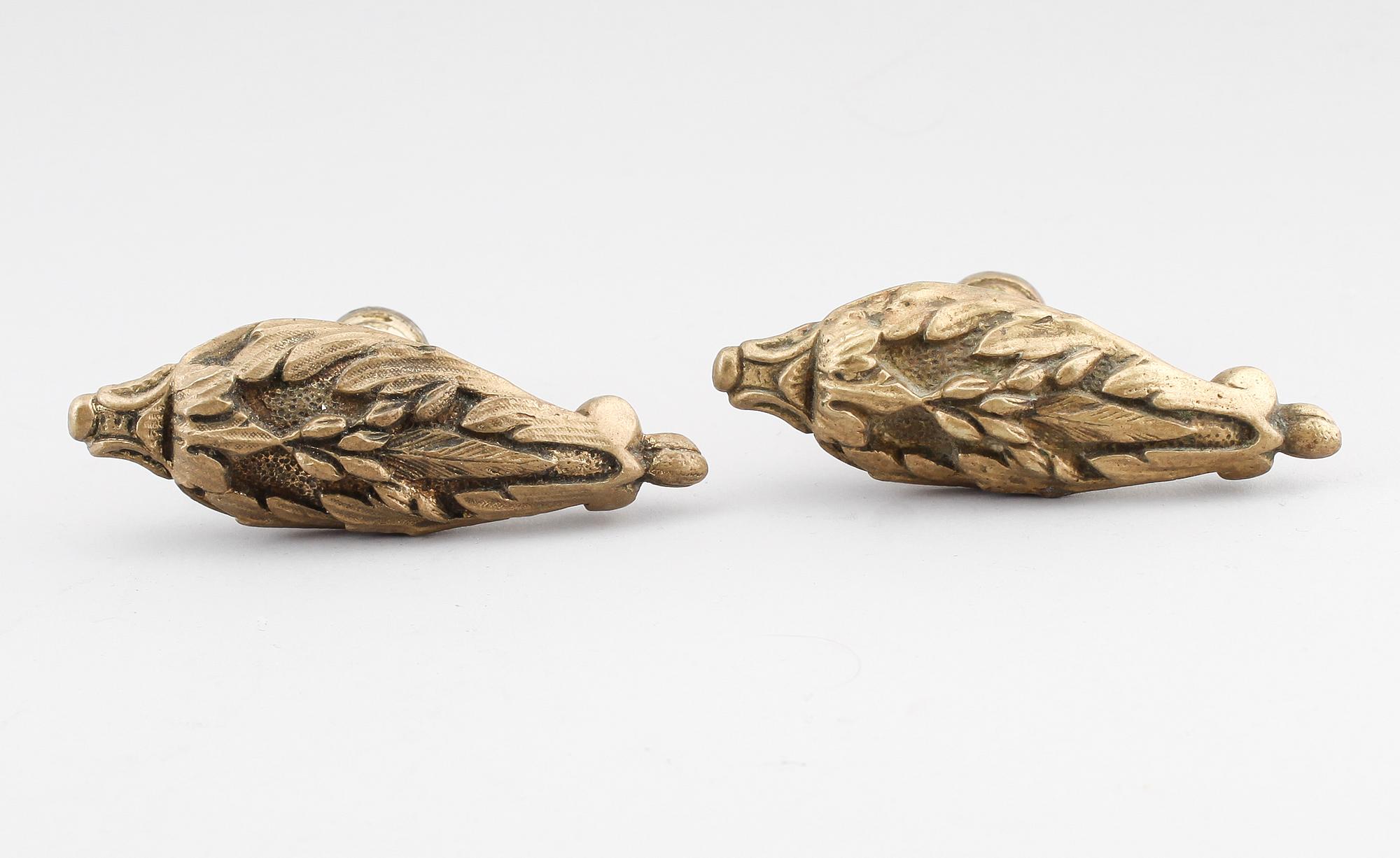 HANDTAG OCH NYCKELSKYLTAR, mässing, 1800-talets andra hälft.