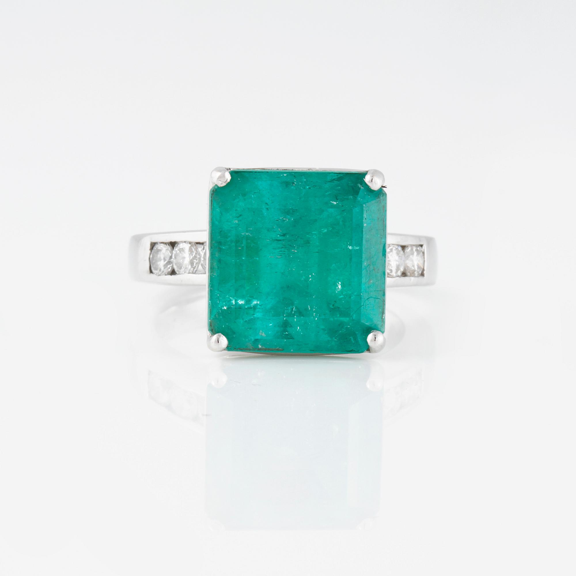 RING, med fasettslipad smaragd ca 9.00 ct och 6 briljantslipade diamanter.