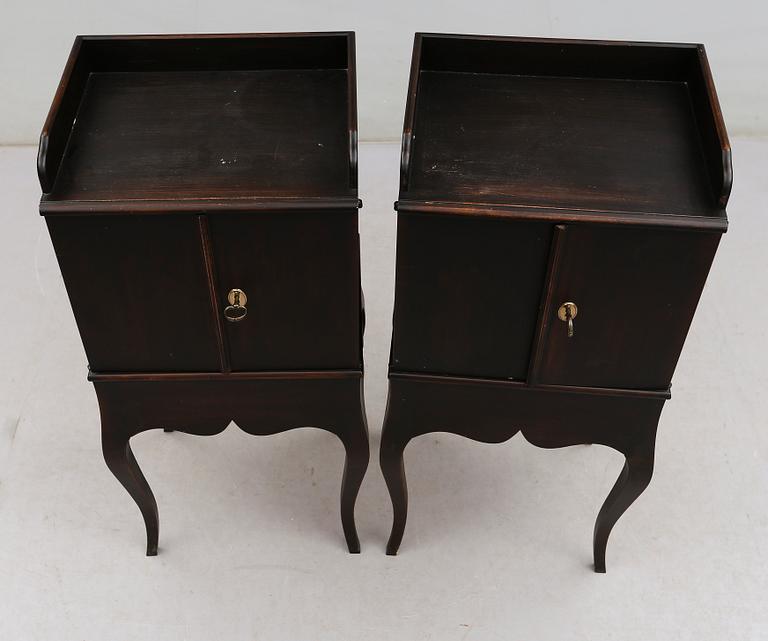 SÄNGBORD, 1 par, rokokostil, för Nationalmuseum, 1900-talets andra hälft.