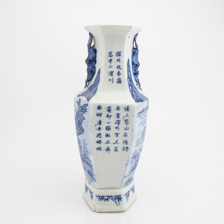 A Chinese 19th/20th century porcelain vase.