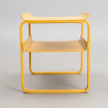 A 915 table designed in 1932 and manufactured by Artek.