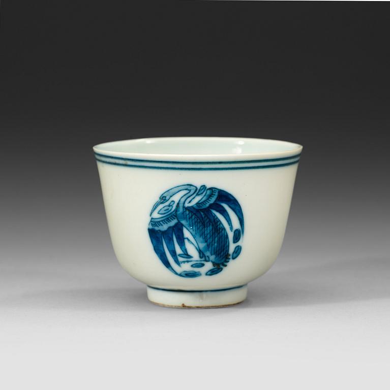 A blue and white Crane cup, Qing dynasty 19th century. With Qianlongs four characters mark.