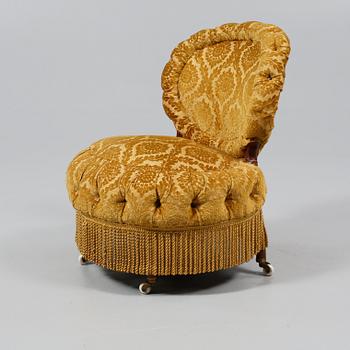 FÅTÖLJ, tapetserarstil, sent 1800-tal.
