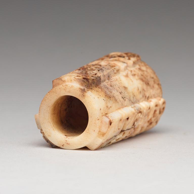 DEKORFRAGMENT, sten. Kina, arkaiserande.
