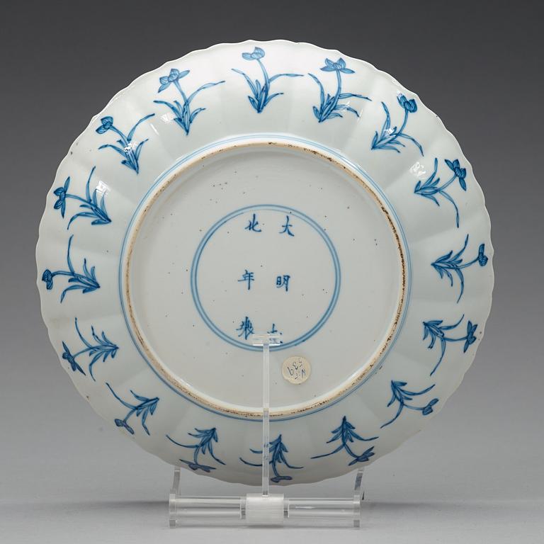 A set of five blue and white lotus shaped dishes, Qing dynasty Kangxi (1662-1723), with Chenghuas six characters mark.