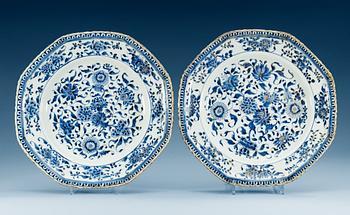 1706. A pair of blue and white 'pie-crust' chargers, Qing dynasty, Kangxi (1662-1722).
