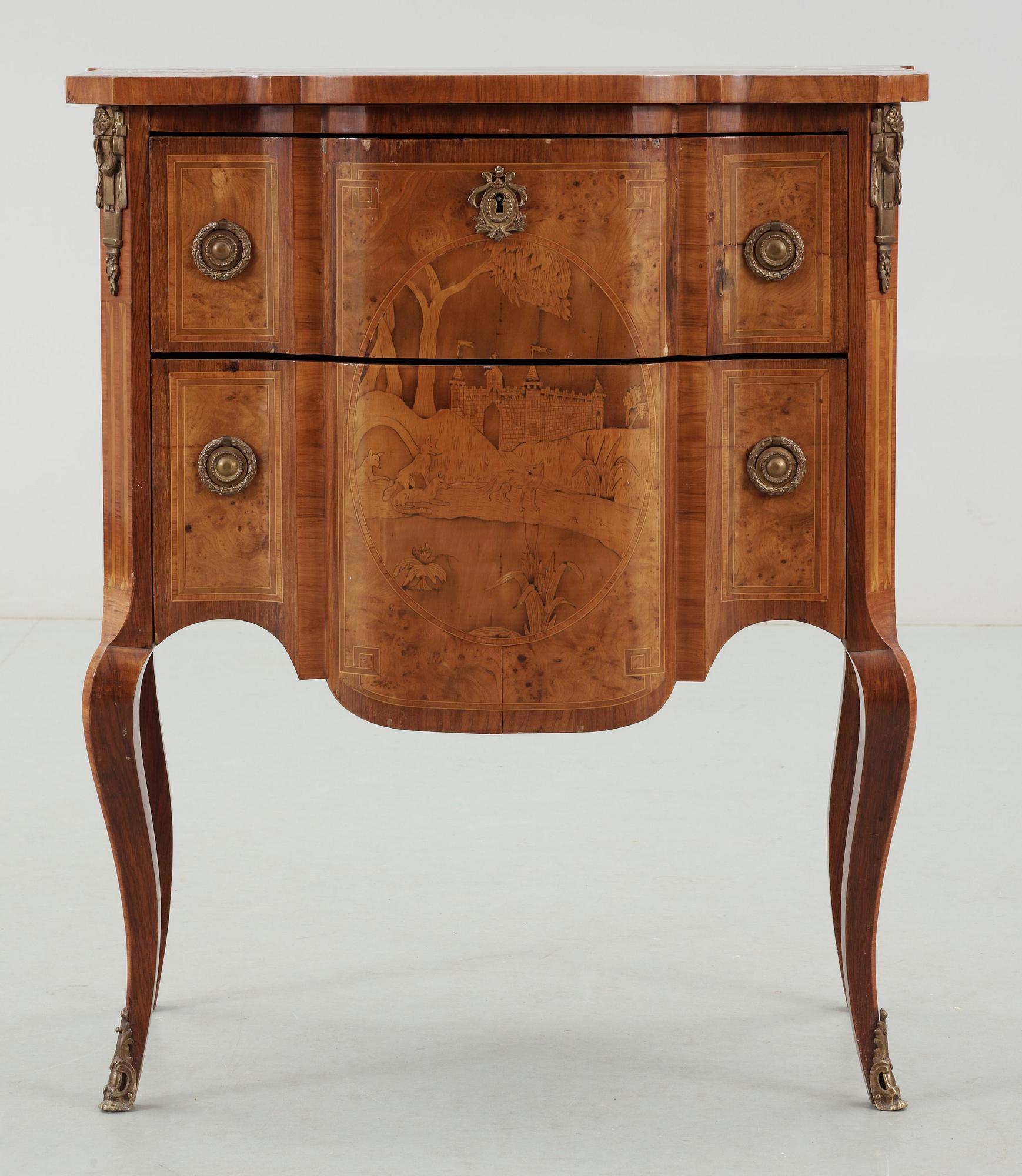 BYRÅ, Louis XVI-stil, omkring sekelskiftet 1900.