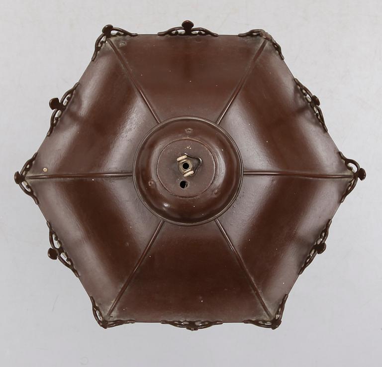HALLYKTA, blyglas, 1900-tal. Höjd ca 75 cm.
